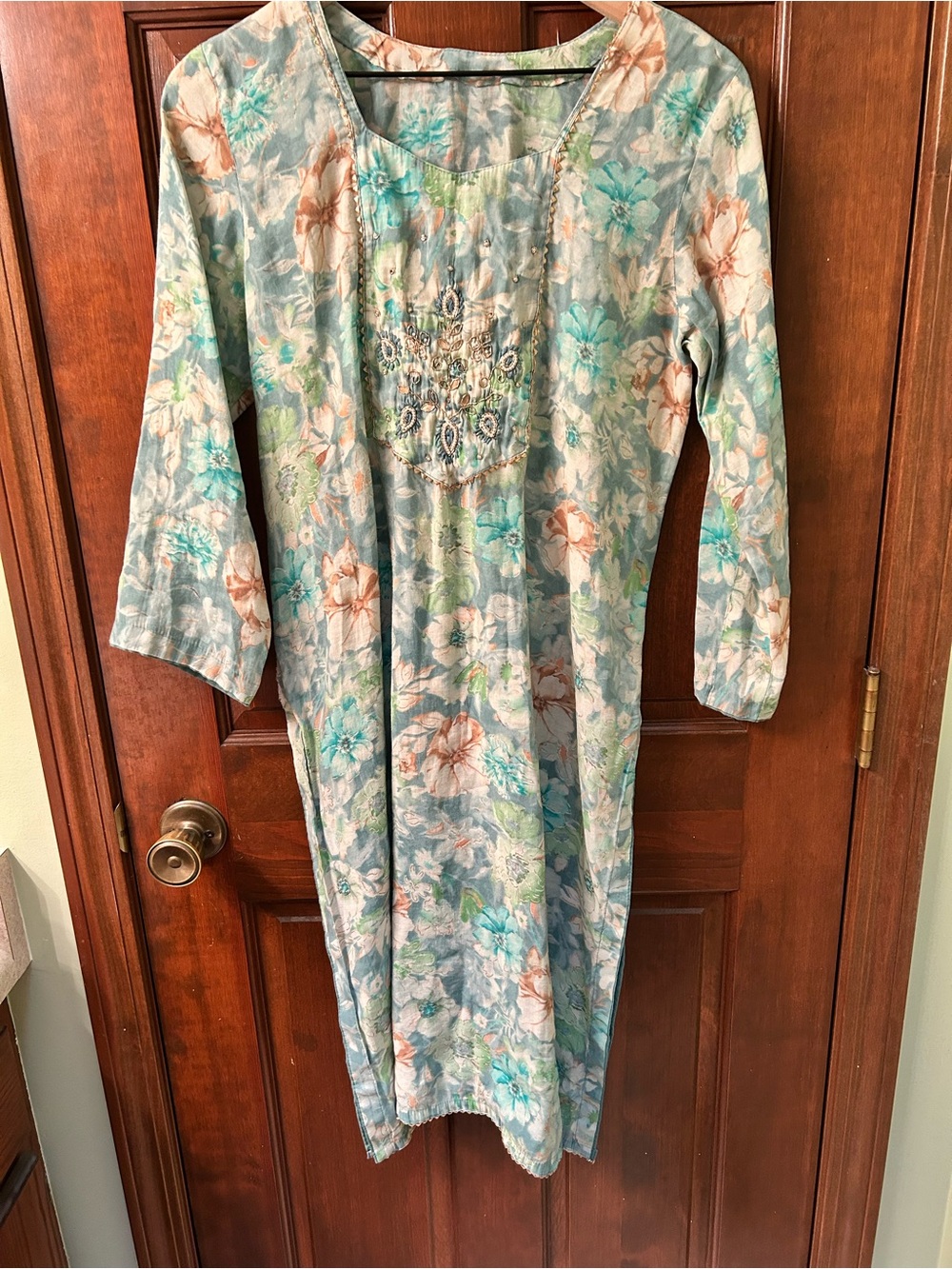 Pretty Floral Print Long Sleeve Kurta in Mint Blue,
No brand or size tag.